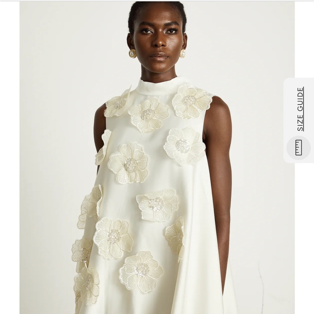 Elegant White Floral Embellished Dress - Picture 3 of 3